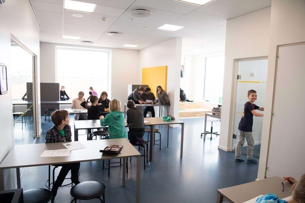 Skoleelever, der arbejder i klynger